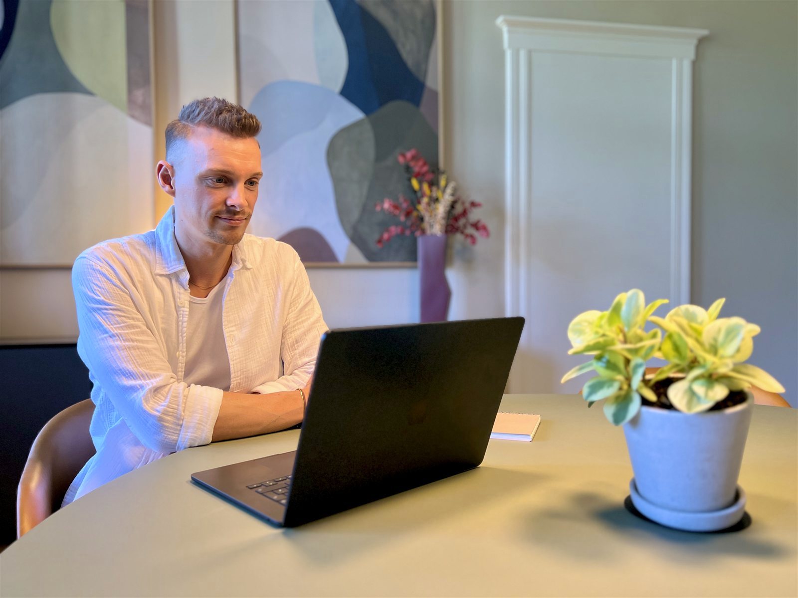 Frederick Marczyk bei einer Online-Coaching-Sitzung am Laptop